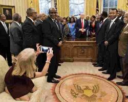 ტრამპის მრჩეველი ოვალურ კაბინეტში დივანზე ფეხებით აძვრა